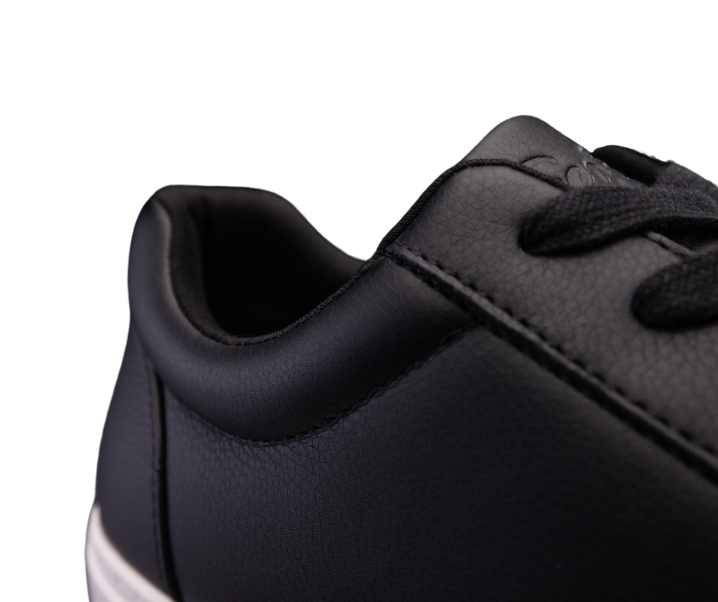 Fuego Low-Top Dance Sneakers en blanco y negro